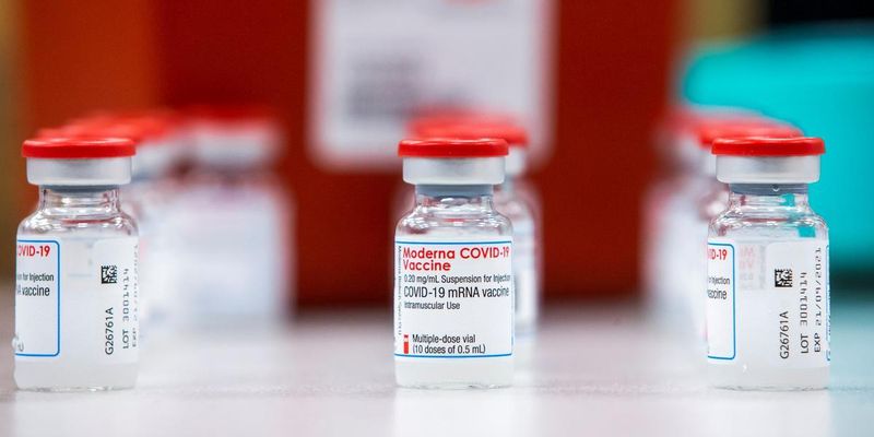 Moderna заявила о создании новой версии вакцины против опасного штамма коронавируса "омикрон"