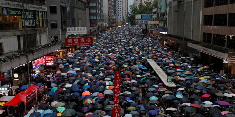 Протести в Гонконзі зібрали сотні тисяч учасників