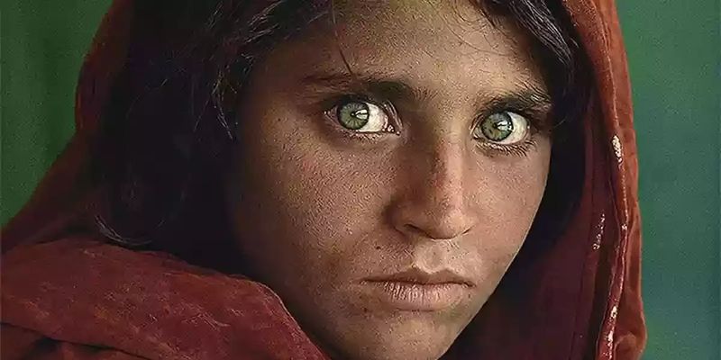 Героїню відомої фотографії «Афганська дівчинка» евакуювали в Рим
