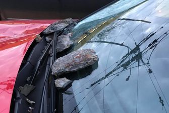 В Киеве «устал» очередной мост: кусок бетона упал на авто