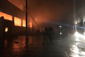 Огонь перебросился с горящих складов: Ночью в Киеве произошел пожар в офисном здании