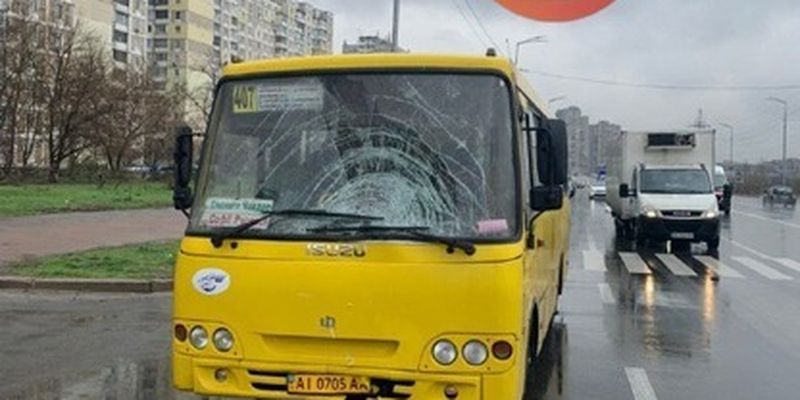 В Киеве водитель маршрутки убил пешехода: фото с места аварии