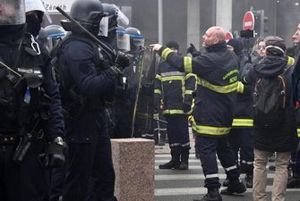 Во Франции пожарные устроили массовую драку с полицией из-за денег: фото и видео протестов