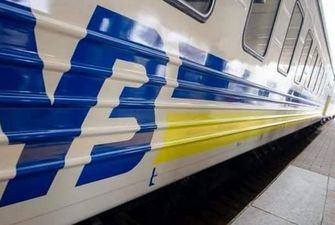 Обесточены участки железной дороги: в Украине задерживаются поезда