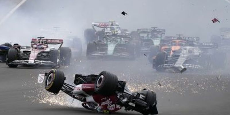 Жахлива аварія у Формулі-1: болід пілота перекинувся догори дном та влетів в огорожу