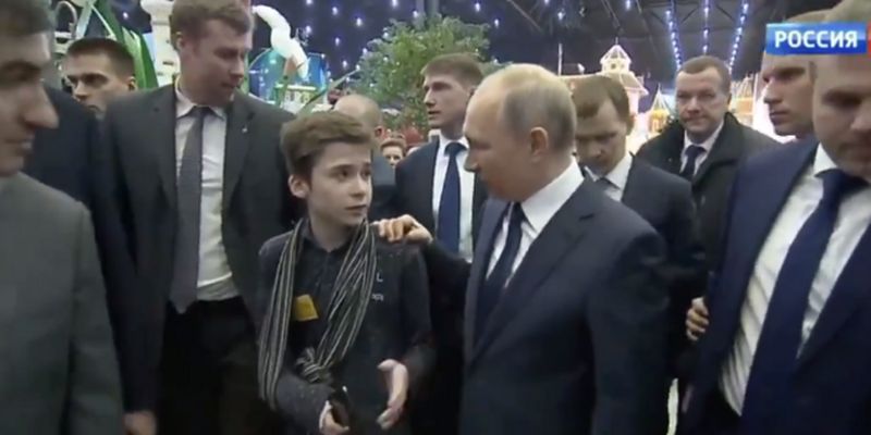 "Надоели эти клоуны!" Путина разгромили за пиар на ребенке из детдома. Видео