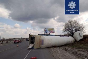 Под Киевом перевернулся грузовик с опасным грузом, трассу перекрыли