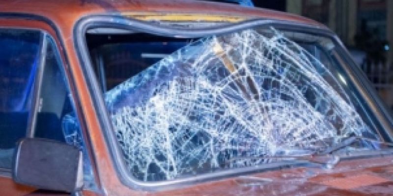 В Днепре пешеход пробил лобовое стекло и влетел в салон ВАЗ
