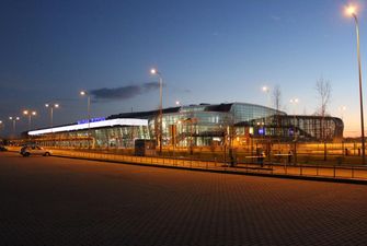 Подалі від інших терміналів: ЗМІ дізналися, як у Львівському аеропорті прийматимуть українців з Китаю