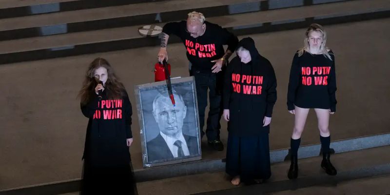 В Германии активисты помочились на портрет Путина