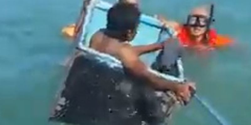 У Мексиці рибалки перетворили холодильник на човен і врятувалися