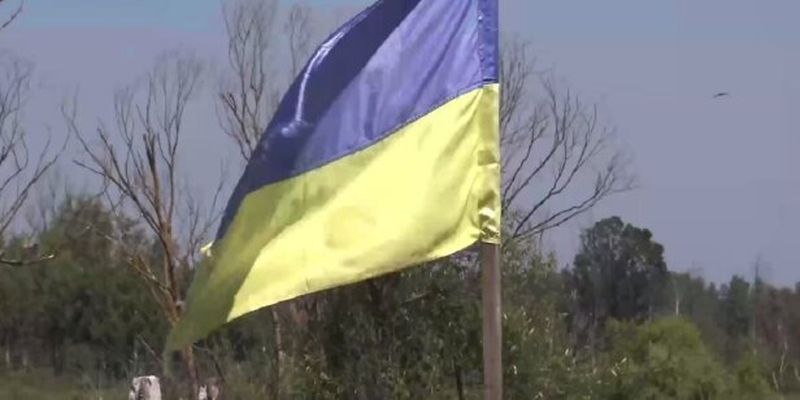 Мужчина посрывал в флаги Украины и пошел продавать их на местном рынке: какое наказание ему грозит
