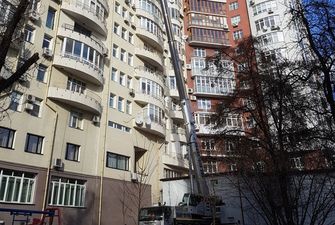 В Киеве автокран достал до крыши высоченного дома
