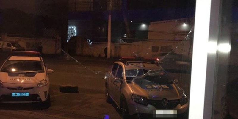 Хотела прокатиться на машине: в Одессе пьяная женщина разбила стекло автосалона