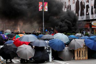 У Гонконгу поліція розігнала демонстрантів сльозогінним газом та водометами з фарбою