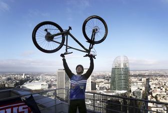 Підкорив хмарочос на двох колесах: французький спортсмен видерся на 140-метрову будівлю на велосипеді