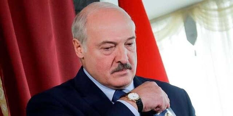 Лукашенко не усидеть на двух стульях
