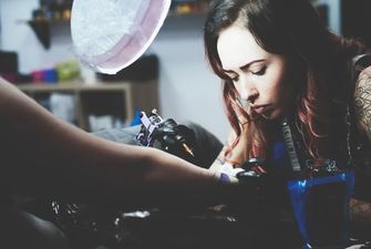 В Севастополе девушку заставили извиняться за татуировку "Крим - Це Україна"