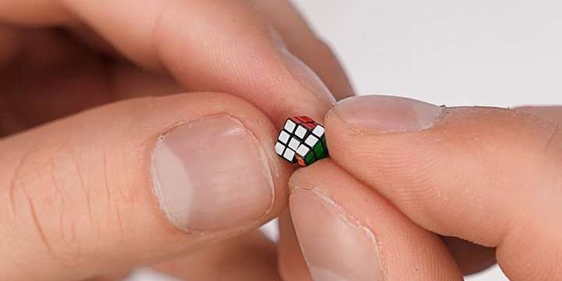На виставці в Японії презентували найменший кубик Рубіка у світі