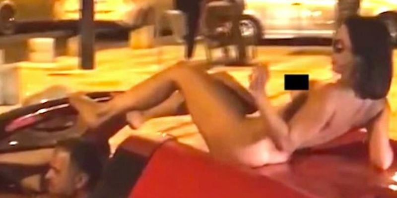 Оголена дівчина станцювала тверк на кузові Ferrari і потрапила на відео
