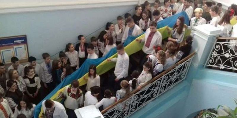 В Черновцах ко Дню Соборности более 700 школьников развернули 25-метровый флаг
