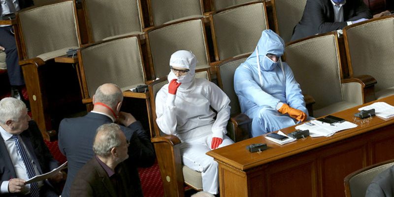 В Болгарии оштрафовали 24 депутатов за то, что были без масок в парламенте