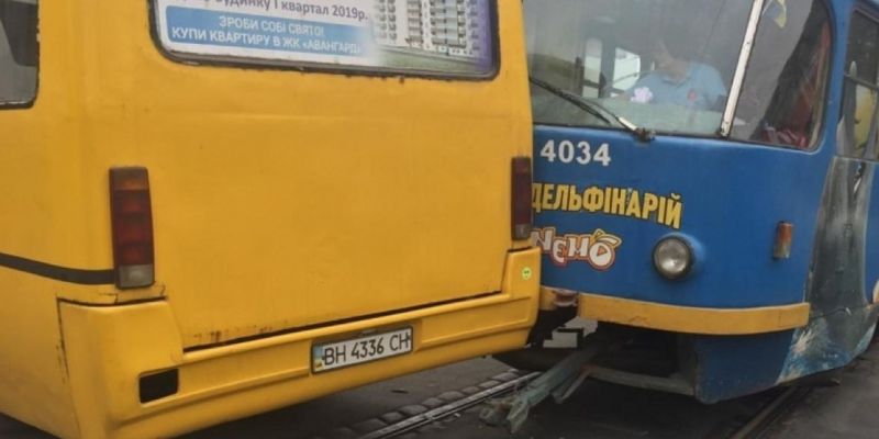 В Одессе переполненный пассажирами трамвай врезался в маршрутку