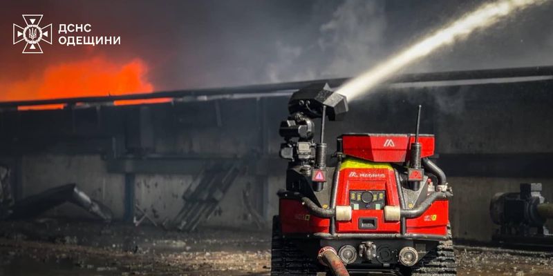 Пришлось привлечь робота: в Одесской области уже три дня пытаются потушить пожар на месте "прилета"