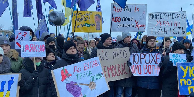 У аэропорта "Жуляны", куда должен прилететь Порошенко, собрался митинг его сторонников