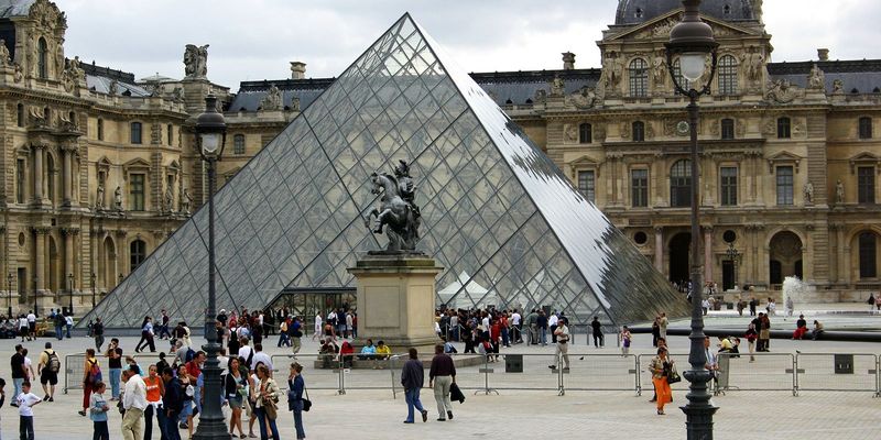 Парижский Лувр вновь открыли для посетителей