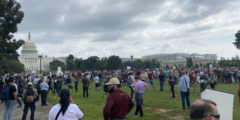 В Вашингтоне на митинг по поддержке арестованных за штурм Капитолия людей собралось меньше, чем копов