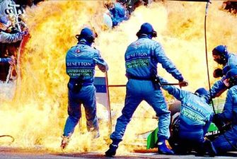 В Австралии во время гонки случился страшный пожар - видео