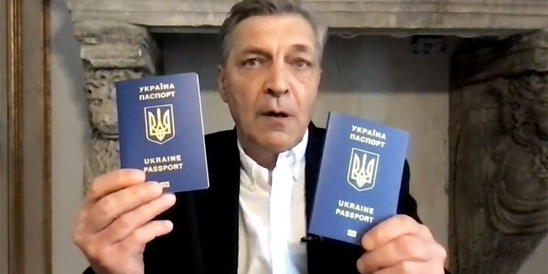Намекнул на гражданство: Невзоров показал в эфире два украинских паспорта
