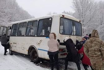 На Закарпатье женщины вытолкали автобус из снега