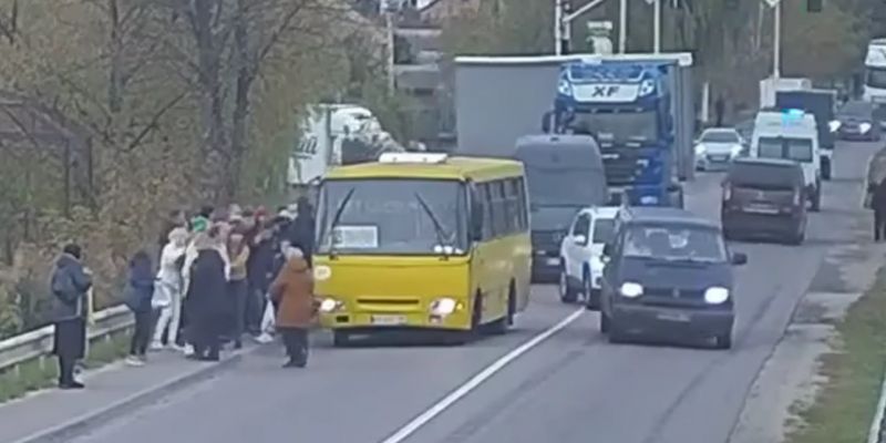 У переполненной маршрутки отказали тормоза: в сети показали видео инцидента под Киевом