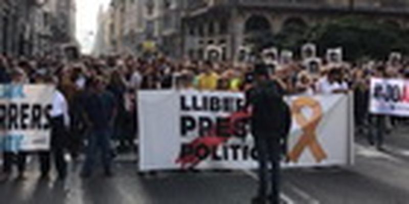 Заблоковані дороги та загальна мобілізація: Каталонія опротестовує вирок лідерам