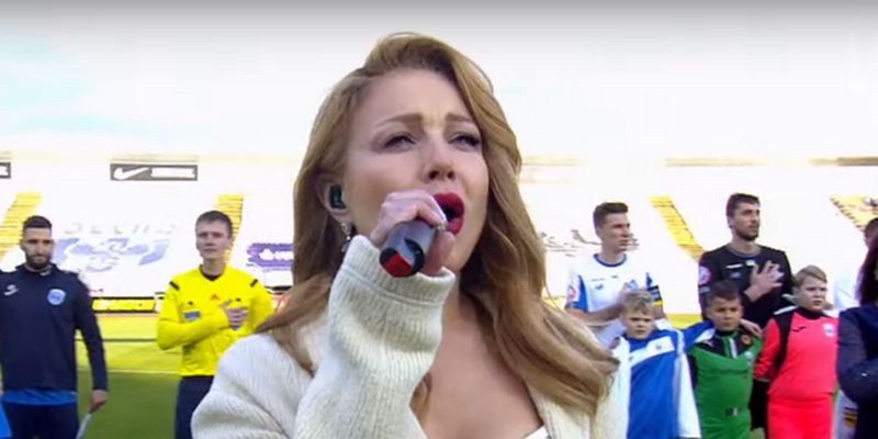 Кароль в роскошном декольте превратила в шедевр гимн Украины перед матчем "Динамо"