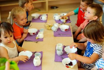 Педиатр рассказала, как детские сады обязаны кормить и развлекать малышей