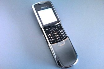 INOI перевыпустил легендарную звонилку Nokia 8800