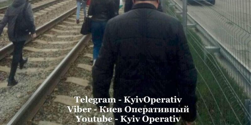 В Киеве задымился вагон трамвая - пассажиры шли на работу по шпалам