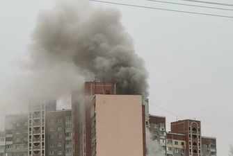 Огонь охватил 16-этажку в Киеве, идет массовая эвакуация людей: кадры ЧП