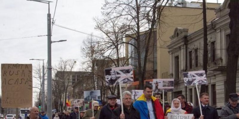 Протест проти президента Молдови дійшов до посольства РФ: "геть російську армію"