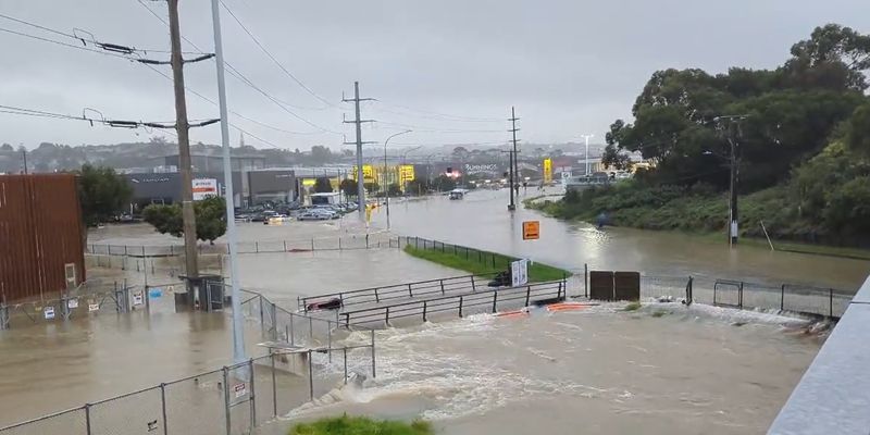 В Новой Зеландии масштабный потоп: под водой автомагистрали, дома и аэропорт