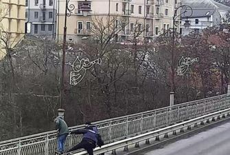 В Каменце-Подольском спасли парня, решившего спрыгнуть с моста