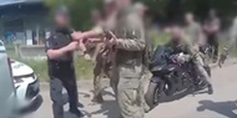 В Чернигове военные с автоматами напали на полицейских