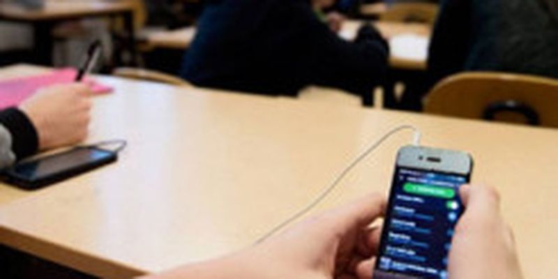 Украинским школьникам хотят запретить пользоваться смартфонами