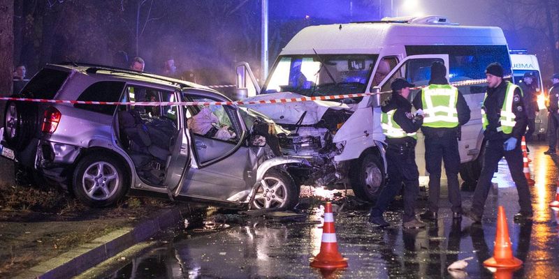 У Києві в масштабній ДТП зіткнулися маршрутка і Toyota: двоє загиблих, восьмеро постраждалих
