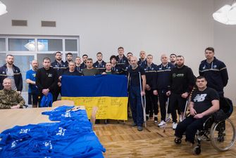 Украинские баскетболисты навестили раненых бойцов ВСУ в Латвии