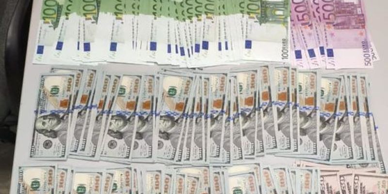Українець хотів незаконно вивезти до Польщі пачки валюти