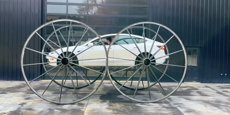 Tesla з триметровими колесами може їздити догори дригом: відео